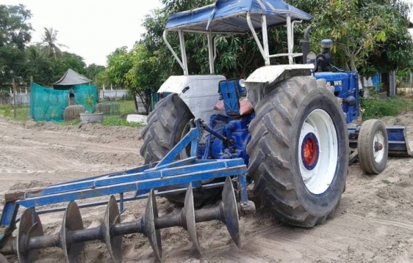 FORD 77 - T5 เพลาเดียว รถสภาพดีพร้อมใช้งานได้เลยครับ อุปกรณ์ครบพร้อม มีใบดันหน้า ผานพรวนดิน 6 เครื่องยนต์แรงดีไม่เยิ้ม ระบบเกียร์เดินหน้าถอยหลังเข้าง่ายไม่มีหลุด หางยกได้ดีไม่มีปัญหา ระบบไฮดรอลิกส์ไม่มีแตกเยิ้ม ช่วงล่างแน่น ยางสภาพดีประมาณ 60\% พร้อมใช้งาน