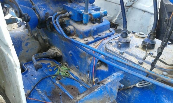 FORD 77 - T5 เพลาเดียว รถสภาพดีพร้อมใช้งานได้เลยครับ อุปกรณ์ครบพร้อม มีใบดันหน้า ผานพรวนดิน 6 เครื่องยนต์แรงดีไม่เยิ้ม ระบบเกียร์เดินหน้าถอยหลังเข้าง่ายไม่มีหลุด หางยกได้ดีไม่มีปัญหา ระบบไฮดรอลิกส์ไม่มีแตกเยิ้ม ช่วงล่างแน่น ยางสภาพดีประมาณ 60\% พร้อมใช้งาน