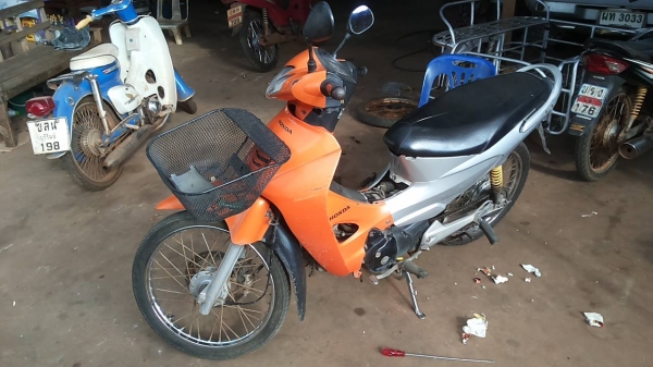 **16,000 บ.ต่อรอง/// HONDA WAVE 125R กุญแจใหญ่ **ขาย มอเตอร์ไซค์ HONDA WAVE 125 cc.พร้อมใช้ HONDA WAVE 125 R ส้มขาว กุญแจใหญ่ ปี49 เครื่องเดิมเกียร์เดิม เครื่องยนต์ 4จังกวะ125 cc.4เกียร์วน เครื่องดี แน่น แรงดี ประหยัดครับ เกียร์ดี เข้าง่าย ครบทุกเกียร์ คร **16,000 บ.ต่อรอง/// HONDA WAVE 125R กุญแจใหญ่ **ขาย มอเตอร์ไซค์ HONDA WAVE 125 cc.พร้อมใช้ HONDA WAVE 125 R ส้มขาว กุญแจใหญ่ ปี49 เครื่องเดิมเกียร์เดิม เครื่องยนต์ 4จังกวะ125 cc.4เกียร์วน เครื่องดี แน่น แรงดี ประหยัดครับ เกียร์ดี เข้าง่าย ครบทุกเกียร์ คร