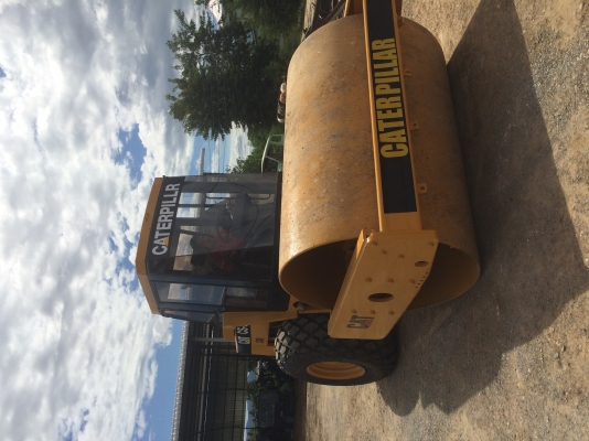 ขายรถบดถนน CATERPILLAR CS563C ตู้เก๋ง 950000 บาท