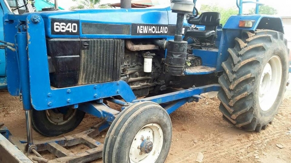 ขายรถแทรคเตอร์ รถไถ NEWHOLLAND6640 อุปกรณ์ ใบมีหน้า ผาน3 เอกสารเล่มทะเบียนพร้อมโอน เครื่องดี