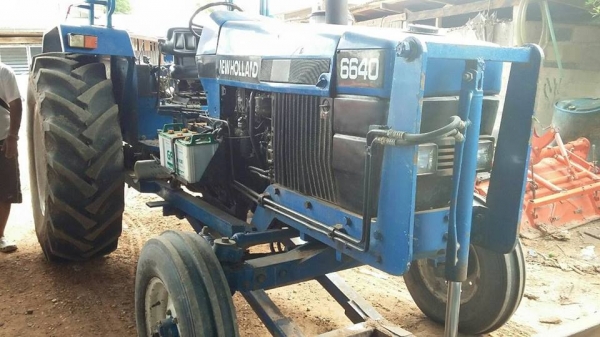 ขายรถแทรคเตอร์ รถไถ NEWHOLLAND6640 อุปกรณ์ ใบมีหน้า ผาน3 เอกสารเล่มทะเบียนพร้อมโอน เครื่องดี