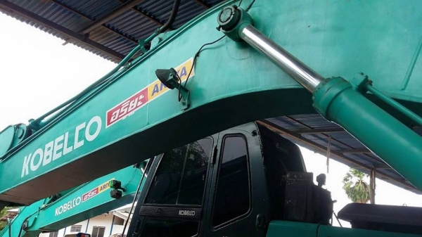 ขายรถตักแบ็คโค KOBELCO200 SK907 V2 ปั๊มแห้ง ช่วงล่างดี บูมสวย เฟรมสวย เครื่องดี ระบบคอนโทรลน้ำมัน แอร์เย็น พร้อมลงลุยงาน
