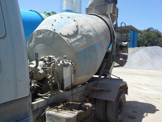 ขายด่วนรถโม้ปูนโม้ตรง2.5คิวรถนำเข้าไมมีเอกสารเครือง 220แรง