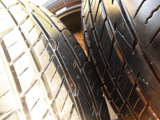 ยางขอบ17 โตโย 215-60-R17ลงพื้นปี12 (4เส้น2,600บ)ดอกหนามาก90\% ยางขอบ17 โตโย 215-60-R17ลงพื้นปี12 (4เส้น2,600บ)ดอกหนามาก90\%