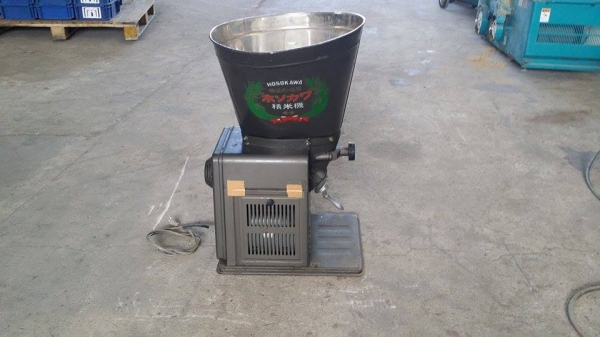 เครื่องขัดข้าวขาวเก่าญี่ปุ่น HOSOKAWA รุ่น  1BE สภาพดี  สามารถใช้ขัดสีข้าวกล้องให้เป็นข้าวขาว