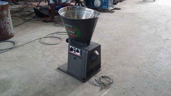 เครื่องขัดข้าวขาวเก่าญี่ปุ่น HOSOKAWA รุ่น  1BE สภาพดี  สามารถใช้ขัดสีข้าวกล้องให้เป็นข้าวขาว