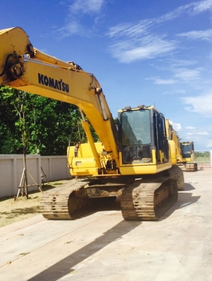 ขายรถแบคโฮ KOMATSU PC200-7 เอกสารอินวอย 8000 ชม.ราคา 1900000