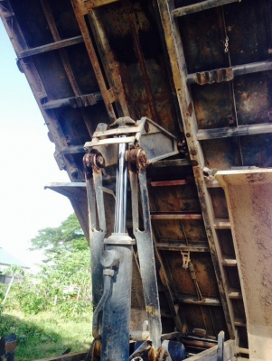 ขายรถบรรทุก 10 ล้อดั๊มพ์  ISUZU DEC ยูโร2  ขนาดแรงม้า 270 แรงม้า  ปี2548 มีระบบลากพ่วง กะบะสหกิจ ราคาต่อรองได้ รูปมีเยอะ