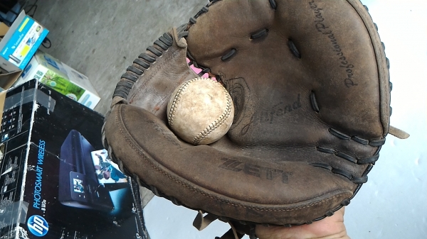 ถุงมือเบสบอลสองคู่ทำจากหนังอย่างดีของญี่ปุ่น THUMB SENSOR