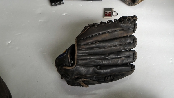 ถุงมือเบสบอลสองคู่ทำจากหนังอย่างดีของญี่ปุ่น THUMB SENSOR