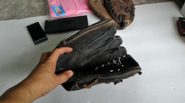 ถุงมือเบสบอลสองคู่ทำจากหนังอย่างดีของญี่ปุ่น THUMB SENSOR