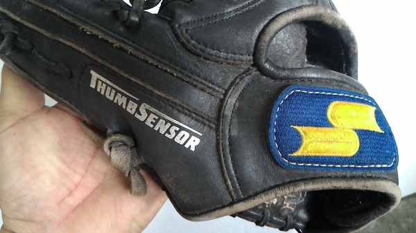 ถุงมือเบสบอลสองคู่ทำจากหนังอย่างดีของญี่ปุ่น THUMB SENSOR