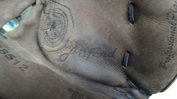 ถุงมือเบสบอลสองคู่ทำจากหนังอย่างดีของญี่ปุ่น THUMB SENSOR