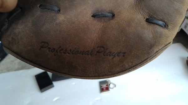 ถุงมือเบสบอลสองคู่ทำจากหนังอย่างดีของญี่ปุ่น THUMB SENSOR