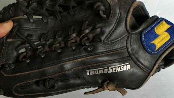 ถุงมือเบสบอลสองคู่ทำจากหนังอย่างดีของญี่ปุ่น THUMB SENSOR