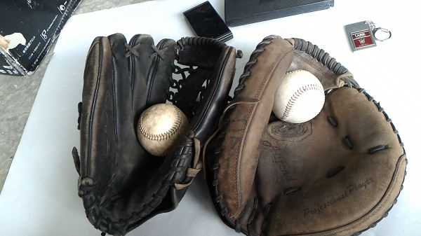 ถุงมือเบสบอลสองคู่ทำจากหนังอย่างดีของญี่ปุ่น THUMB SENSOR