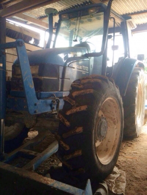 FORD TS 100 - 2 เพลา รถบอดี้สวยเดิมๆสภาพดีมากพร้อมใช้งานได้เลยครับ เครื่องยนต์แน่นแรงดีเดิมๆไม่มีเยิ้ม ระบบเกียร์ไฟฟ้า อุปกรณ์ครบพร้อม มีใบดันหน้า ผานพรวนดิน 6 ช่วงล่างแน่น ยางสภาพดี 70\% พร้อมใช้งาน เอกสารทะเบียนครบ ราคาต่อรองได้ครับ