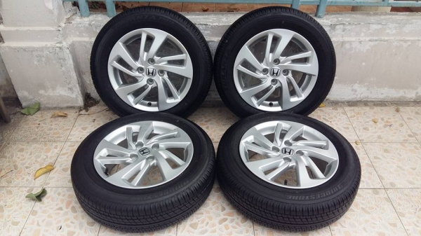 ขายล้อแม็กป้ายแดง jazz 15"พร้อมยางป้ายแดงปี15 สนใจติดต่อเล็กคลองสามครับ 081-3747940