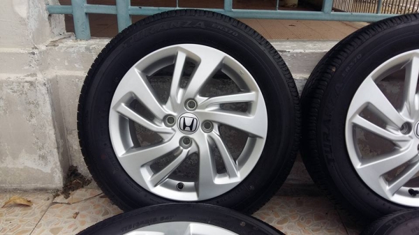 ขายล้อแม็กป้ายแดง jazz 15"พร้อมยางป้ายแดงปี15 สนใจติดต่อเล็กคลองสามครับ 081-3747940