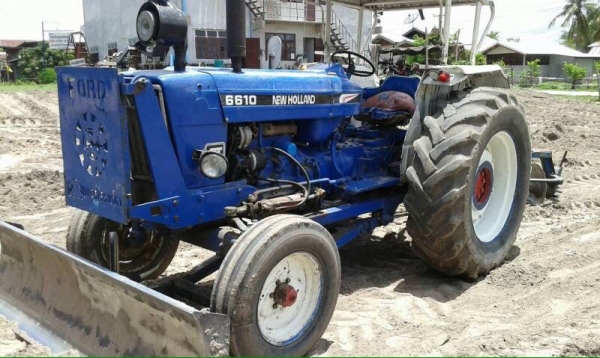 **285,000 บ.ต่อรอง/// รถไถ FORD 77 T5 เพลาเดียว **ขาย FORD 77 T5 รถไถเพลาเดียว สภาพสวยๆ TRACTOR FORD 5000 (77) T5 เสื้อเรียบ ไอดีเหลี่ยม เครื่องเดิม เกียร์เดิม เครื่องดี แรง แน่นดีครับ เกียร์ดี ไม่หลุด ปั้มดี แรง ช่วงล่างแน่น ดีครับ ท้ายเดิม ไม่แตก ไม่ร้า