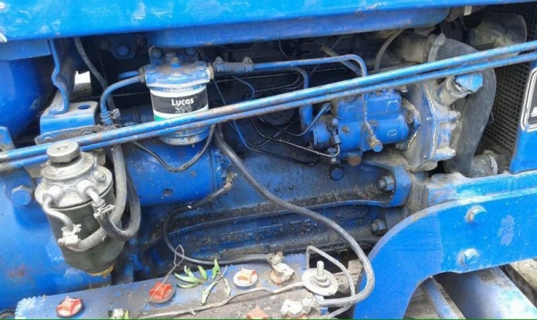 **285,000 บ.ต่อรอง/// รถไถ FORD 77 T5 เพลาเดียว **ขาย FORD 77 T5 รถไถเพลาเดียว สภาพสวยๆ TRACTOR FORD 5000 (77) T5 เสื้อเรียบ ไอดีเหลี่ยม เครื่องเดิม เกียร์เดิม เครื่องดี แรง แน่นดีครับ เกียร์ดี ไม่หลุด ปั้มดี แรง ช่วงล่างแน่น ดีครับ ท้ายเดิม ไม่แตก ไม่ร้า