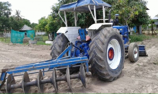 **285,000 บ.ต่อรอง/// รถไถ FORD 77 T5 เพลาเดียว **ขาย FORD 77 T5 รถไถเพลาเดียว สภาพสวยๆ TRACTOR FORD 5000 (77) T5 เสื้อเรียบ ไอดีเหลี่ยม เครื่องเดิม เกียร์เดิม เครื่องดี แรง แน่นดีครับ เกียร์ดี ไม่หลุด ปั้มดี แรง ช่วงล่างแน่น ดีครับ ท้ายเดิม ไม่แตก ไม่ร้า