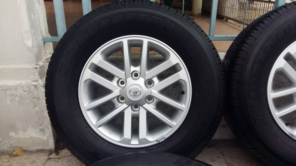 ขายล้อแม็กป้ายแดง vigo 17" พร้อมยางปี15 สนใจติดต่อเล็กคลองสามครับ 081-3747940