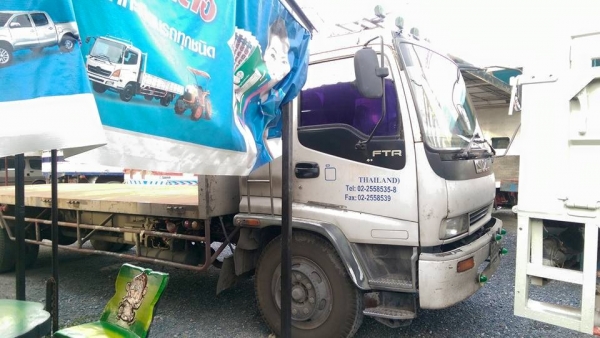 6ล้อเดกก้า เครื่อง195 พื้นเรียบ รถห้างแท้ ยาว 7.20 เมตร หัวไม่ผุ คัสซีสวยตลอดเส้น ยาง 60\% อาบน้ำหน่อยสวยเลยคับ