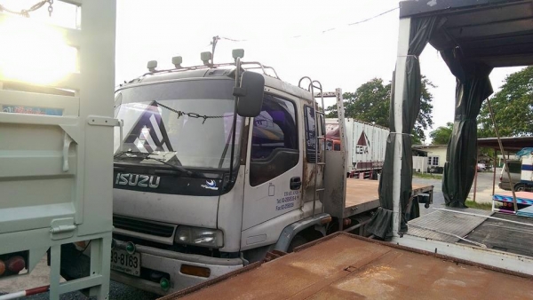 6ล้อเดกก้า เครื่อง195 พื้นเรียบ รถห้างแท้ ยาว 7.20 เมตร หัวไม่ผุ คัสซีสวยตลอดเส้น ยาง 60\% อาบน้ำหน่อยสวยเลยคับ