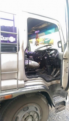 6ล้อเดกก้า เครื่อง195 พื้นเรียบ รถห้างแท้ ยาว 7.20 เมตร หัวไม่ผุ คัสซีสวยตลอดเส้น ยาง 60\% อาบน้ำหน่อยสวยเลยคับ