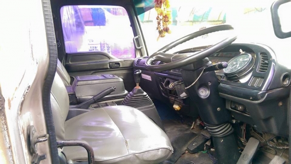 6ล้อเดกก้า เครื่อง195 พื้นเรียบ รถห้างแท้ ยาว 7.20 เมตร หัวไม่ผุ คัสซีสวยตลอดเส้น ยาง 60\% อาบน้ำหน่อยสวยเลยคับ