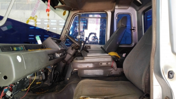 Nissan UD320 แรง พร้อมโลเบท สามเพลา สปริ้ง ปี 56