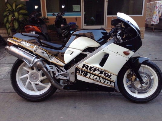 ขายด่วนhonda vfr 400 nc24อินวอย  รถเดิมๆๆ พึ่งเก้บสีใหม่ทั้งคัน เครื่องพอใช้ แบตใหม่ ยาง-โซ่-สเตอยังใช้ได้อีกนาน คับ ความร้อนปกติ นำ้ไม่มีดัน
