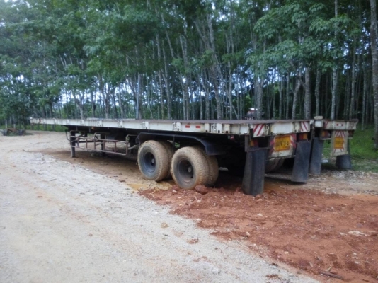 ขายหาง พื้นเรียบ สามมิต. 2 เพลา แท้. ปี 46 - 47    ( มีขาย 2 หาง. )      สนใจติดต่อ  081 - 6079515