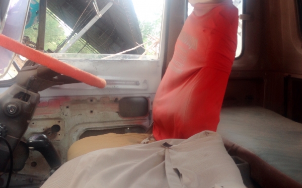 HINO FD 185 HP HO7C หกล้อดั๊มพ์ กระบะดั๊มพ์เหล็ก 6 ตันความยาว 3.60 เมตรสวยๆพร้อมบรรทุกพร้อมใช้งานได้เลย เครื่องยนต์แรงดีไม่มีเยิ้ม ภายในคอนโซลสวยครบ พวงมาลัยเพาเวอร์ เบรคลม ช่วงล่างใหญ่คัชซีไม่แตกบวม ยาง 8.25 ขอบ 20 สภาพดีประมาณ 60\% พร้อมใช้งาน เอกสารทะเบ