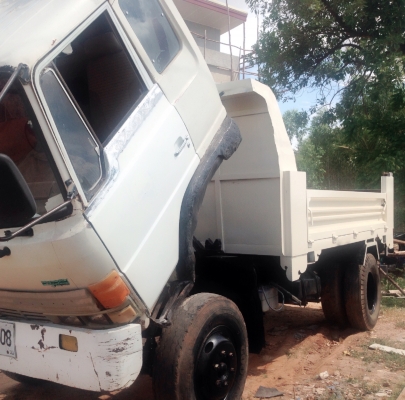 HINO FD 185 HP HO7C หกล้อดั๊มพ์ กระบะดั๊มพ์เหล็ก 6 ตันความยาว 3.60 เมตรสวยๆพร้อมบรรทุกพร้อมใช้งานได้เลย เครื่องยนต์แรงดีไม่มีเยิ้ม ภายในคอนโซลสวยครบ พวงมาลัยเพาเวอร์ เบรคลม ช่วงล่างใหญ่คัชซีไม่แตกบวม ยาง 8.25 ขอบ 20 สภาพดีประมาณ 60\% พร้อมใช้งาน เอกสารทะเบ