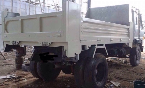 HINO FD 185 HP HO7C หกล้อดั๊มพ์ กระบะดั๊มพ์เหล็ก 6 ตันความยาว 3.60 เมตรสวยๆพร้อมบรรทุกพร้อมใช้งานได้เลย เครื่องยนต์แรงดีไม่มีเยิ้ม ภายในคอนโซลสวยครบ พวงมาลัยเพาเวอร์ เบรคลม ช่วงล่างใหญ่คัชซีไม่แตกบวม ยาง 8.25 ขอบ 20 สภาพดีประมาณ 60\% พร้อมใช้งาน เอกสารทะเบ