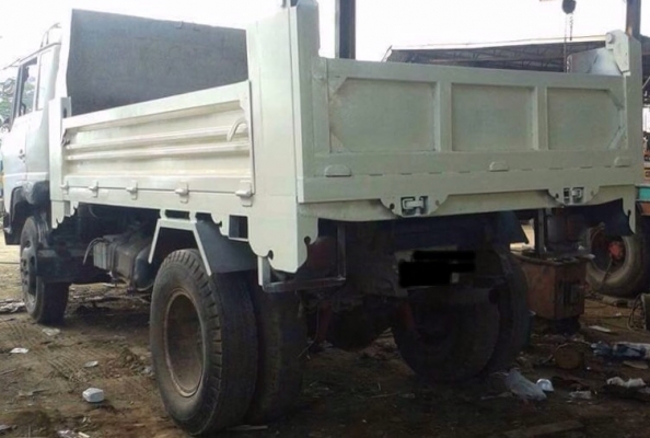 HINO FD 185 HP HO7C หกล้อดั๊มพ์ กระบะดั๊มพ์เหล็ก 6 ตันความยาว 3.60 เมตรสวยๆพร้อมบรรทุกพร้อมใช้งานได้เลย เครื่องยนต์แรงดีไม่มีเยิ้ม ภายในคอนโซลสวยครบ พวงมาลัยเพาเวอร์ เบรคลม ช่วงล่างใหญ่คัชซีไม่แตกบวม ยาง 8.25 ขอบ 20 สภาพดีประมาณ 60\% พร้อมใช้งาน เอกสารทะเบ