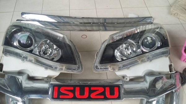 ไฟหน้า isuzu all new โครมพร้อมหลอดไฟ
