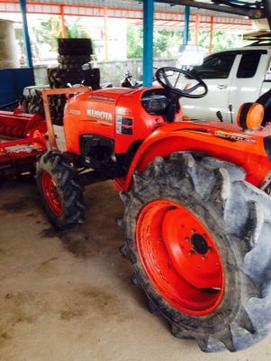 ขาย 36 แรง พร้อมอุปกรณ์2ชิ้น ใบดันหน้า จอบหมุ่น รถ1200 ชั่วโมง 300,000 ต่อรองได้