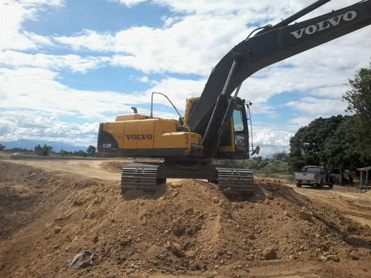 ขายด่วนครับ รถแบ็คโฮ VOVLO EC210 Bใช้งาน 6XXX ซ.ม. โรเลอร์ 7 ลูก รถสวยมาก ออกมาป้ายแดง มี 3 คัน ครับ