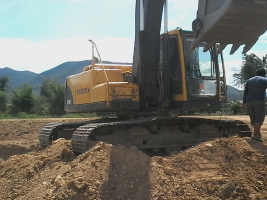 ขายด่วนครับ รถแบ็คโฮ VOVLO EC210 Bใช้งาน 6XXX ซ.ม. โรเลอร์ 7 ลูก รถสวยมาก ออกมาป้ายแดง มี 3 คัน ครับ