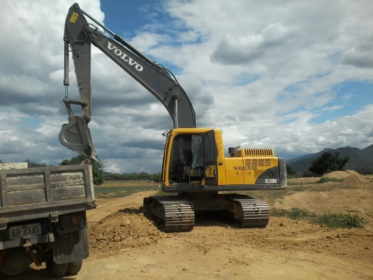 ขายด่วนครับ รถแบ็คโฮ VOVLO EC210 Bใช้งาน 6XXX ซ.ม. โรเลอร์ 7 ลูก รถสวยมาก ออกมาป้ายแดง มี 3 คัน ครับ