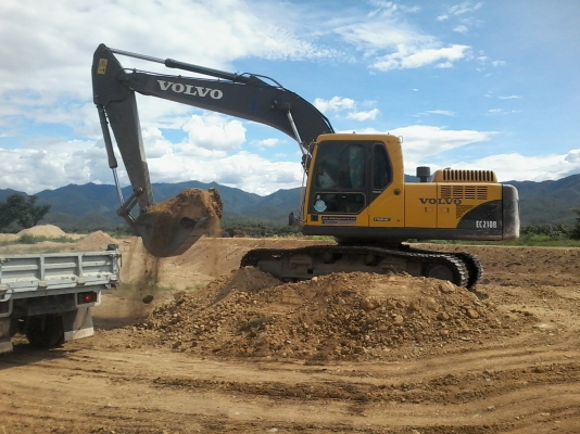 ขายด่วนครับ รถแบ็คโฮ VOVLO EC210 Bใช้งาน 6XXX ซ.ม. โรเลอร์ 7 ลูก รถสวยมาก ออกมาป้ายแดง มี 3 คัน ครับ