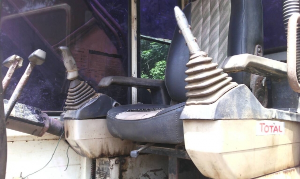 ขายรถแบคโฮ KOMATSU PC200-5 ระบบไฟเต็ม เอกสารอินวอย control สั้น ราคา 550000