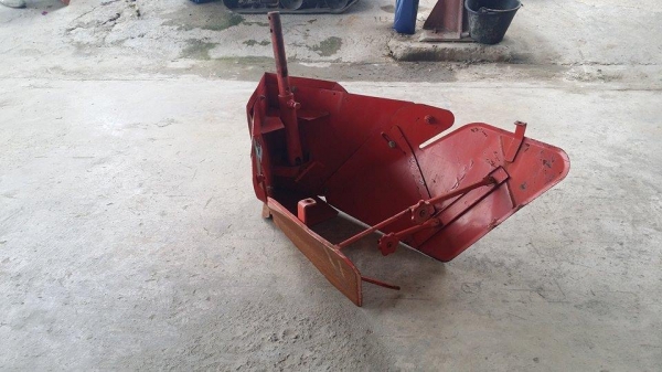 ตัวแหวกร่อง เก่าญี่ปุ่น ใช้ติดกับรถไถเดินตาม หรือรถพรวนดิน ช่วยในการขึ้นร่องไถได้ง่ายและสะดวกขึ้น สภาพดี