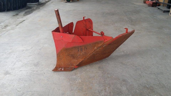 ตัวแหวกร่อง เก่าญี่ปุ่น ใช้ติดกับรถไถเดินตาม หรือรถพรวนดิน ช่วยในการขึ้นร่องไถได้ง่ายและสะดวกขึ้น สภาพดี