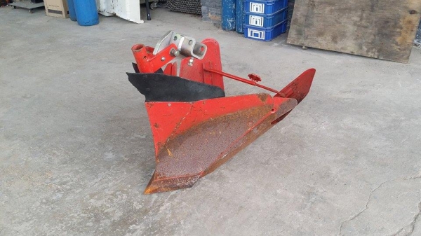 ตัวแหวกร่อง เก่าญี่ปุ่น ใช้ติดกับรถไถเดินตาม หรือรถพรวนดิน