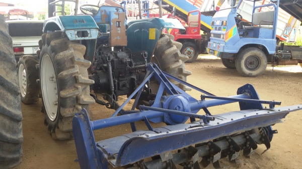 ขายครับรถไถยูเอ็มไทชัน 404 แรง สองเพลา ราคา155000บาท  รถสวยมากเดิมๆ ยังไม่ได้ล้างมีอุปกรณ์โลตาลี่หนึ่งอันอยู่ วังบัว อ คลองขลุง จ กำแพงเพชรสนใจโทร 0813655997 อำพรพาเจริญราคาคุยกันได้อีกนะครัย